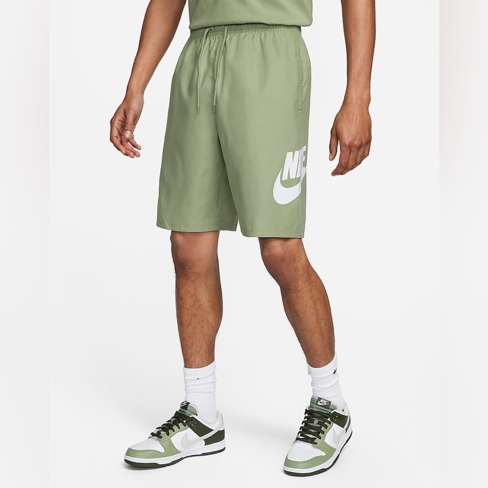 Nike Club Men's Woven Shorts grew loose fit at knee length